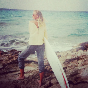 This whole photo appeases the wannabe surfer in me and I love the zip on the back of this summery yellow jumper.