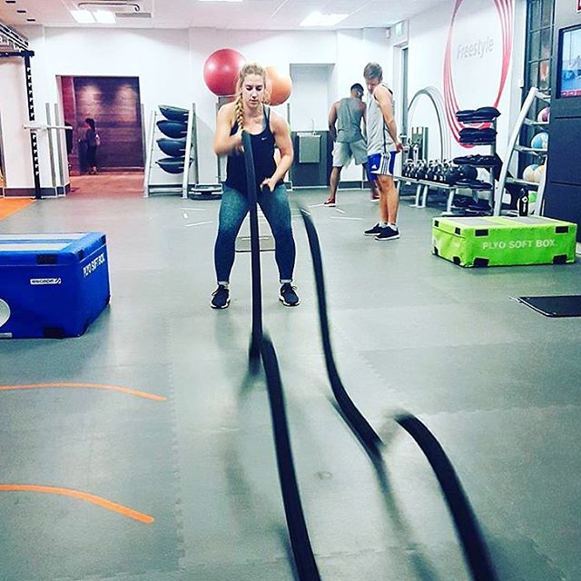 #tbt to battling with the battle ropes at the  #fitnessfirstdropin this week! They're such hard work 😰 thanks for the photo (and for putting me through my paces!) @mindandbody_fitnesspt