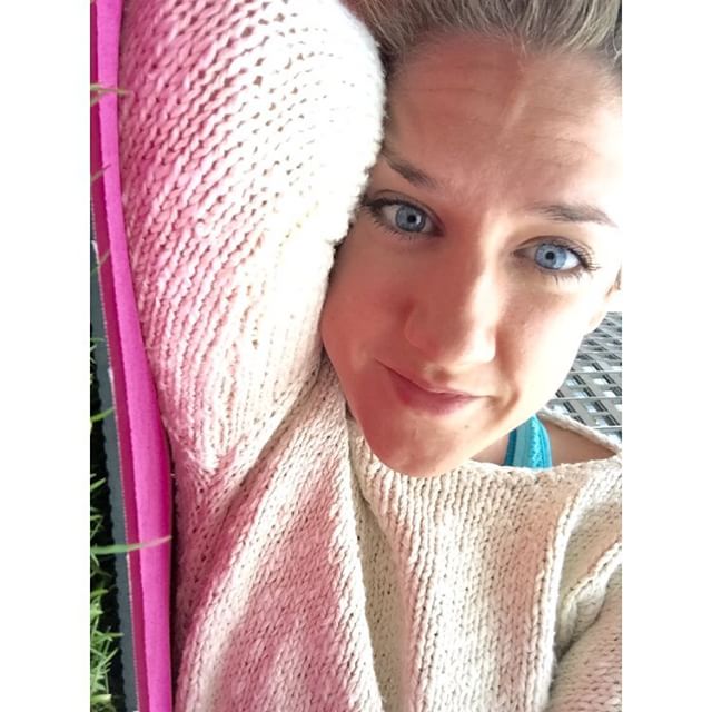 #tbt to tennis yoga with @therunnerbeans and @zoe_londonandme! Shameless post-savasana selfie but my eyes look super blue so deal with it 💁🏼 #greatbritsummer
